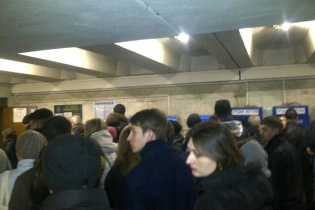 В киевском метро из-за новых жетонов возникла давка: фотофакт
