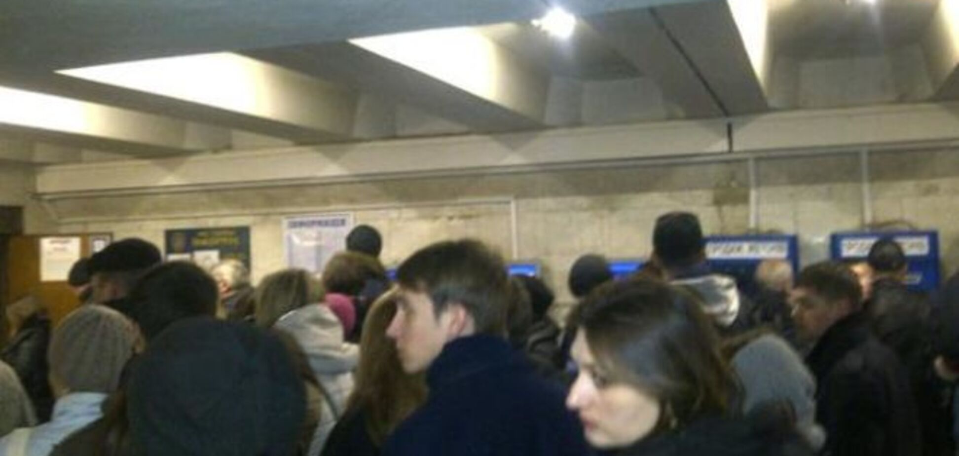 В киевском метро из-за новых жетонов возникла давка: фотофакт