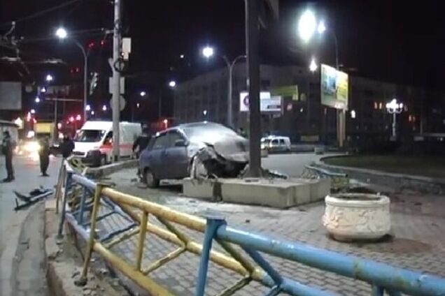 В Киеве автомобиль 'залетел' в бигборд: опубликовано видео с места ДТП