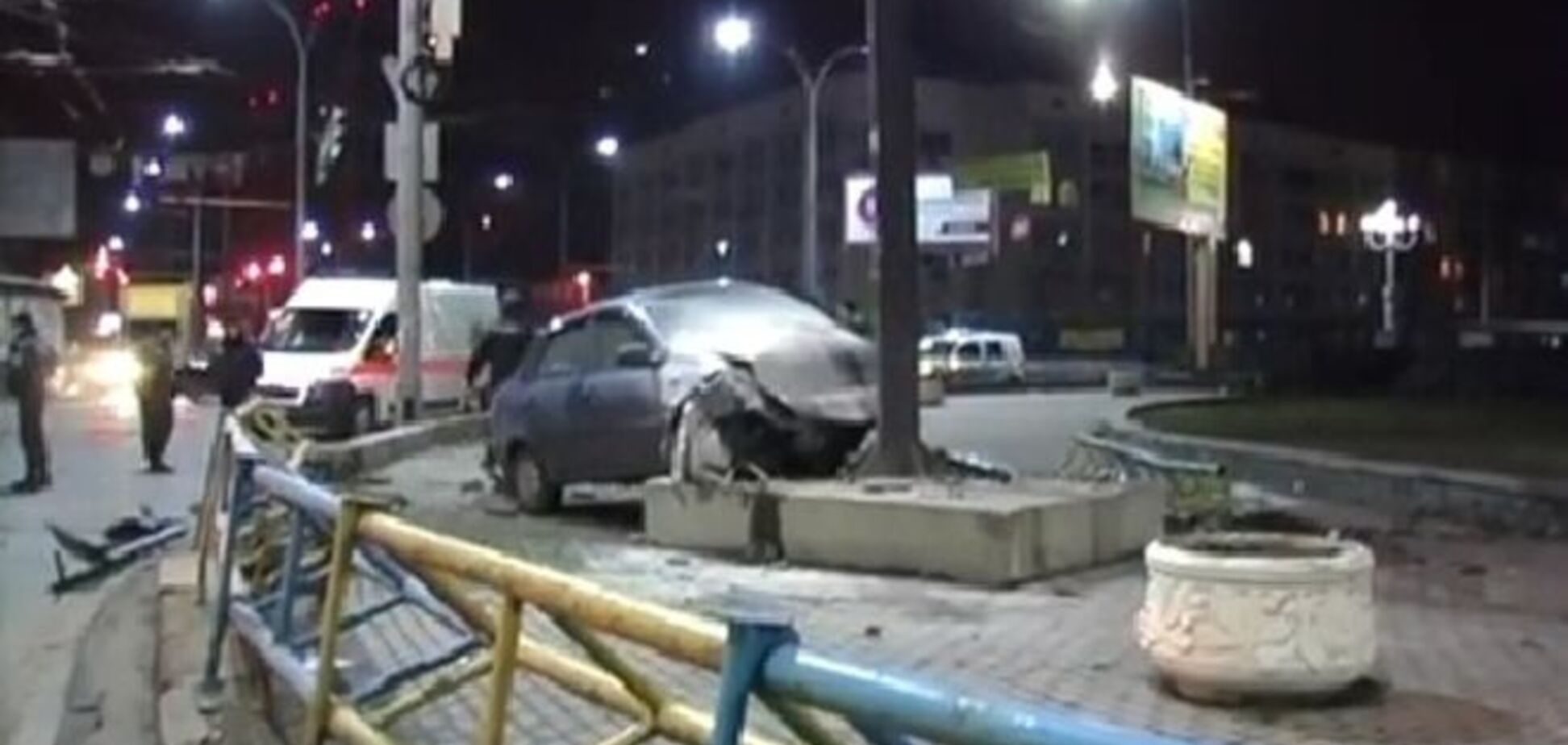 В Киеве автомобиль 'залетел' в бигборд: опубликовано видео с места ДТП