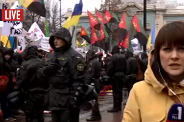 Полтысячи шахтеров бьют касками о землю под стенами Рады