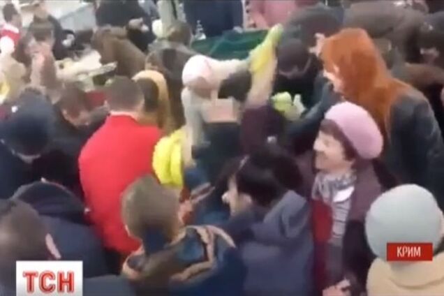 В оккупированном Крыму люди чуть не подрались за акционные бананы. Видеофакт