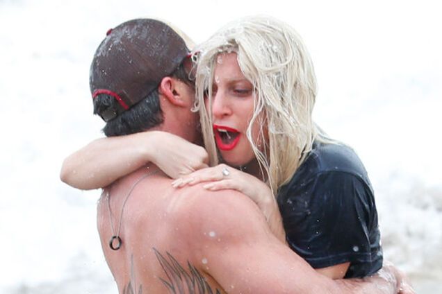 Леди Гага с женихом нырнули в замерзшее озеро ради благотворительности