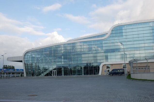 Во Львове из международного аэропорта эвакуировали людей после сообщения о 'минировании'