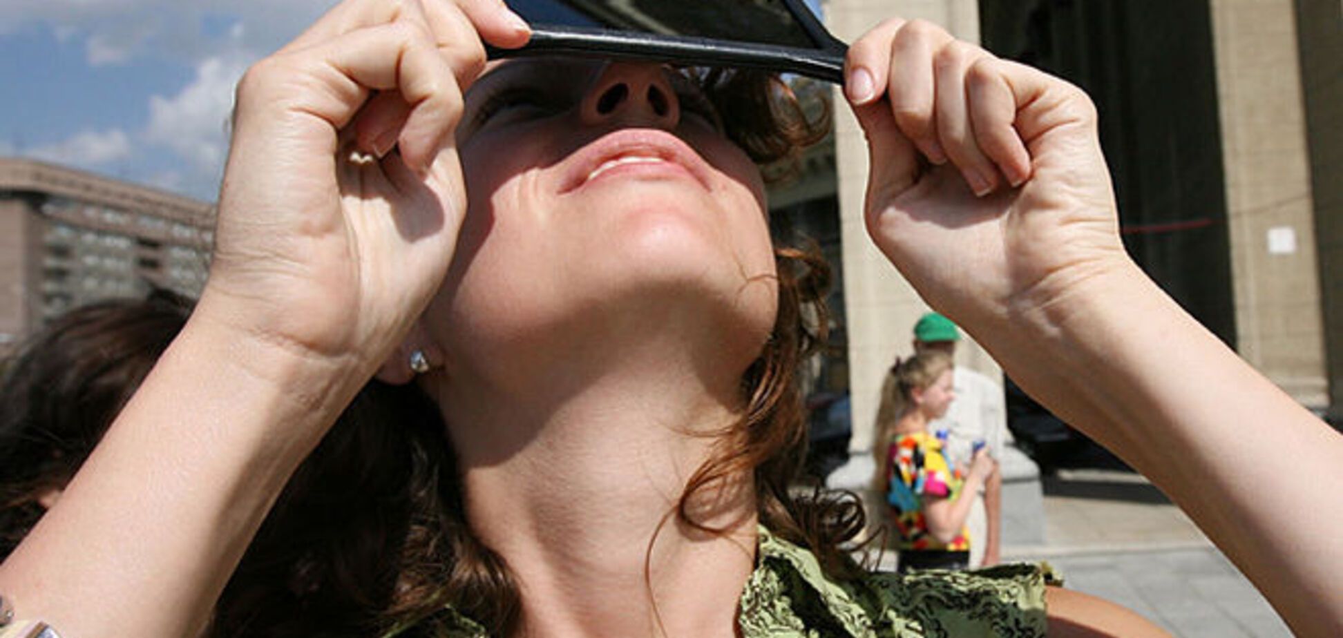 Ученые: селфи во время солнечного затмения может привести к потере зрения