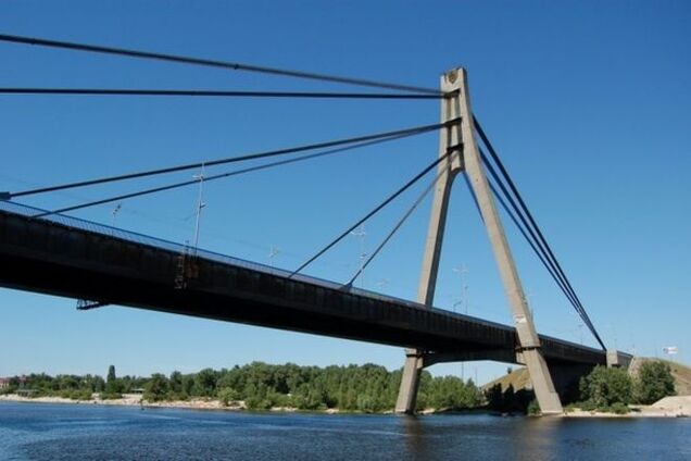 В Киеве застрял в пробке Южный мост