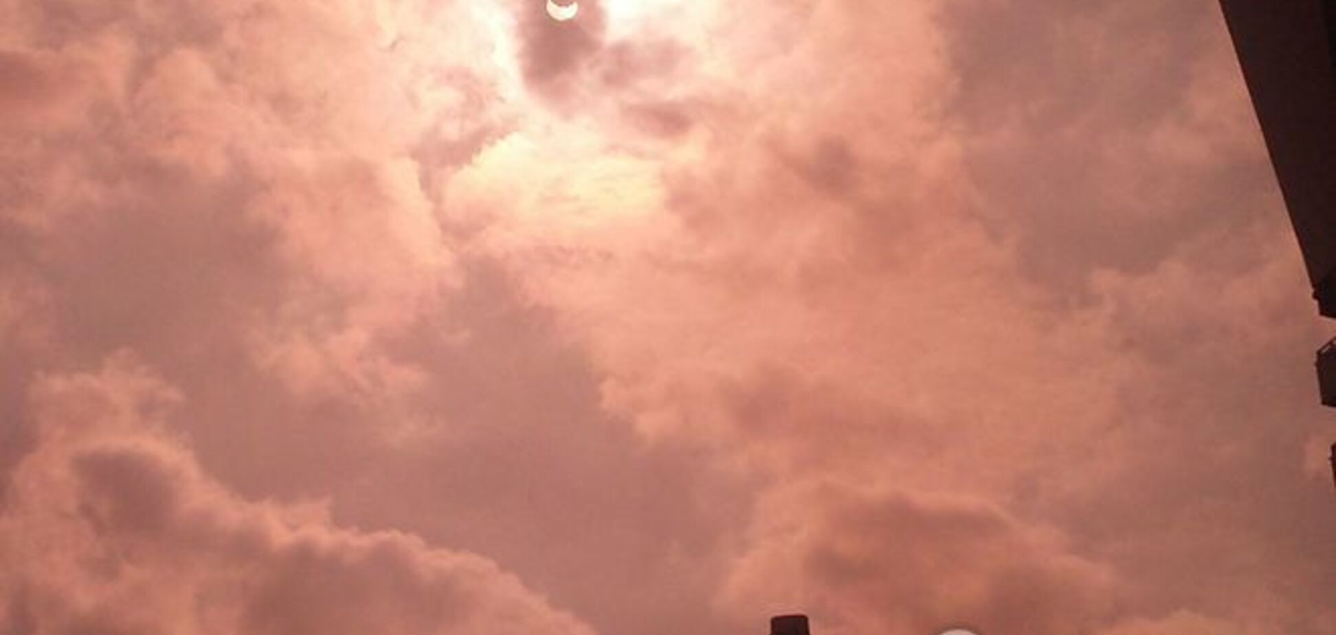 В Киеве увидели солнечное затмение: опубликованы фото