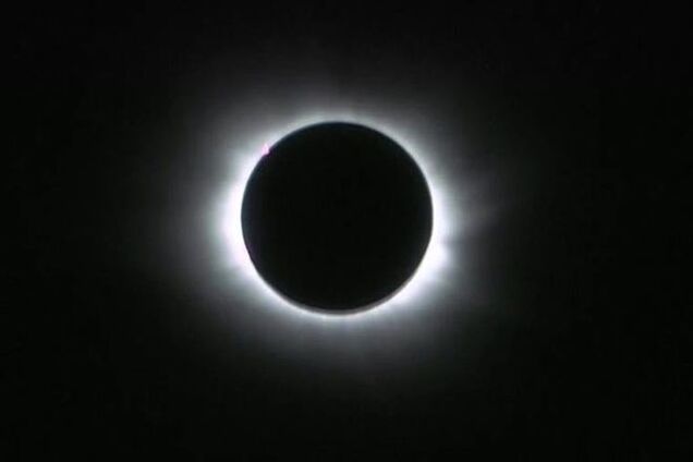 Опубликованы потрясающие фото полного солнечного затмения