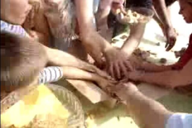 В сети видео голодного 'Праздника вафли' в Томске бьет популярность блинов с лопаты за забором