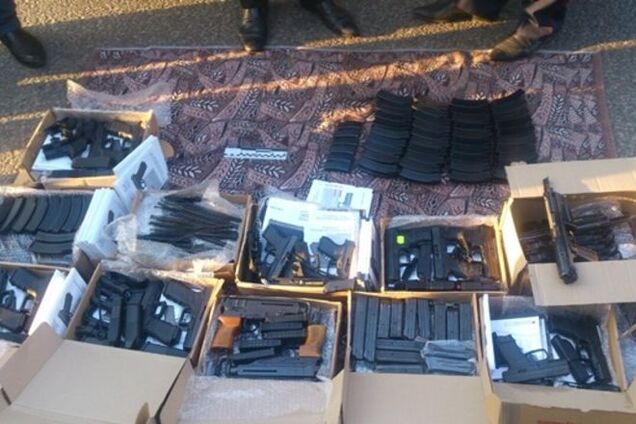 В Киеве задержан автомобиль с 12 коробками оружия: фотофакт