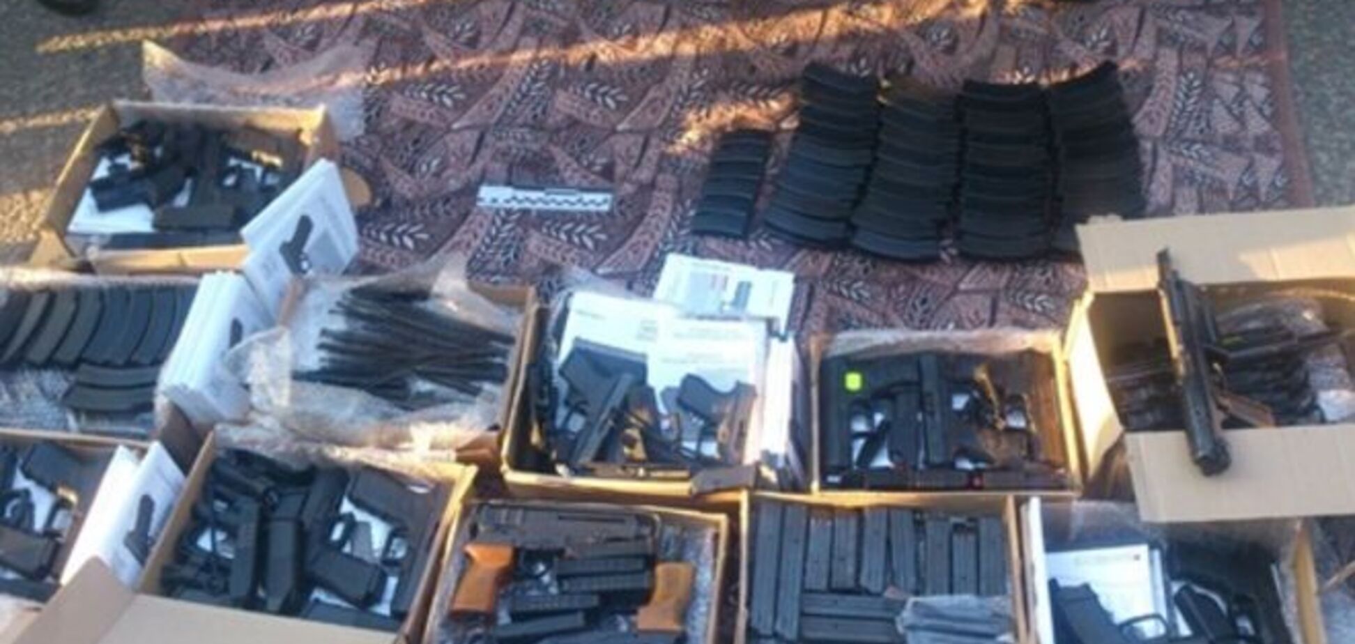 У Києві затримано автомобіль з 12 коробками зброї: фотофакт