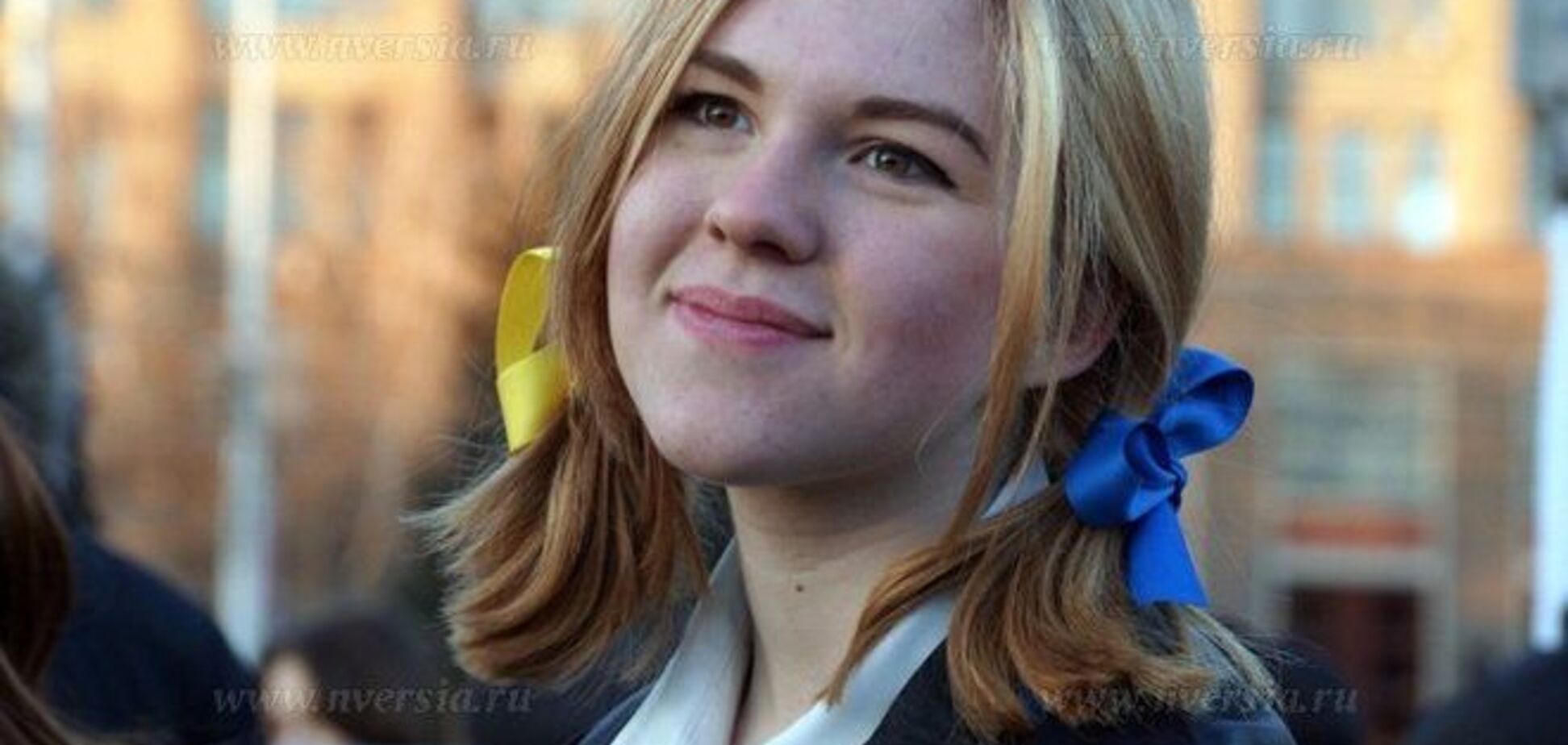 ФСБ допросила российскую школьницу из-за желто-синих лент в косах