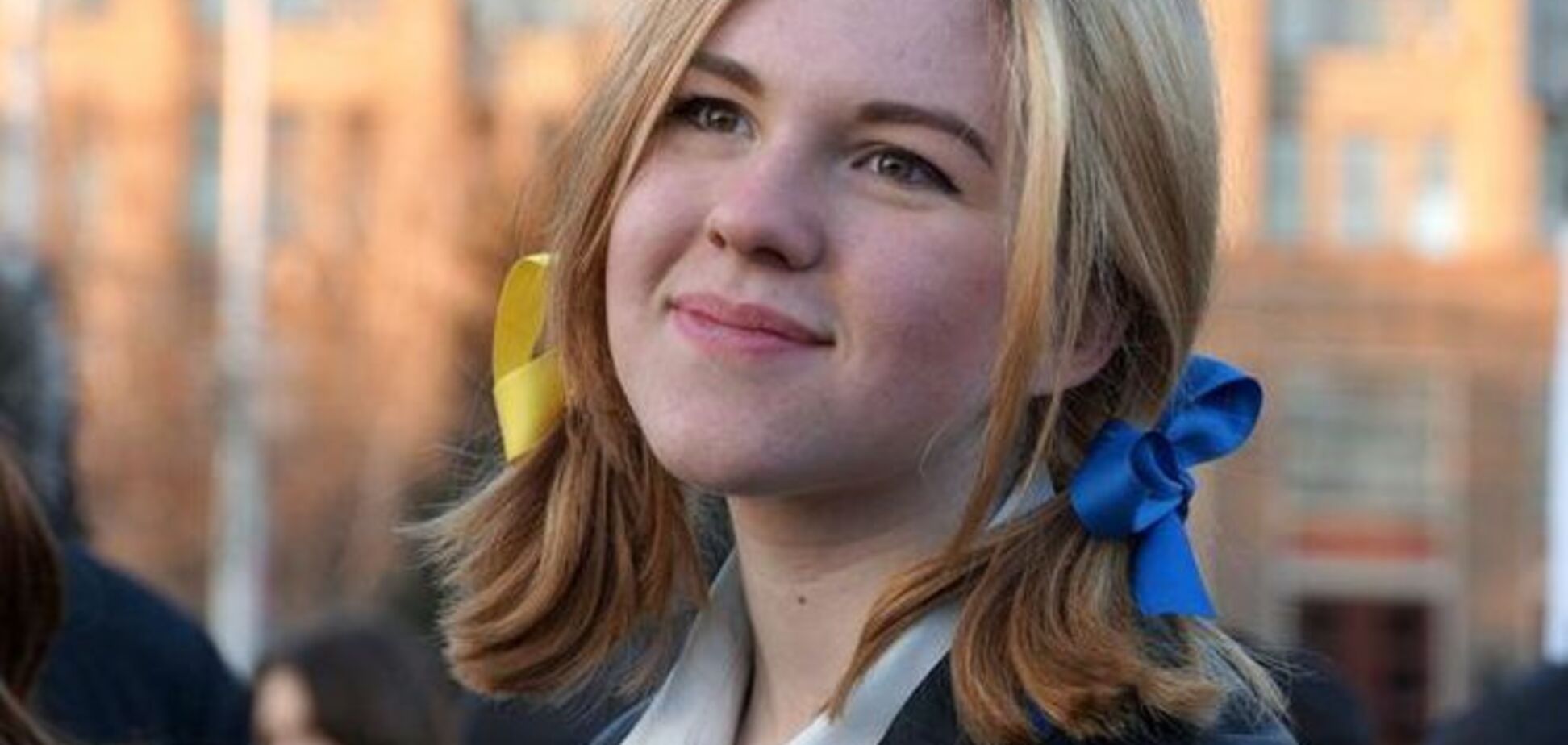 Российских школьниц с сине-желтыми лентами допрашивали как экстремисток
