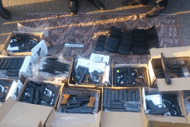 На въезде в Киев гаишники задержали авто с арсеналом оружия: фото находок