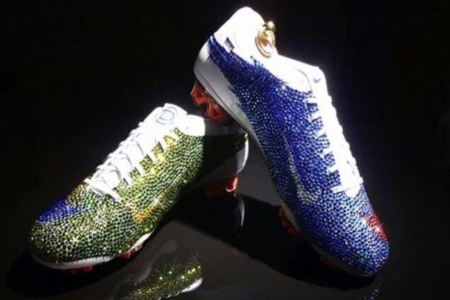 Причуды богатых: пять тысяч камней Swarovski на бутсах француза Мамаду Сахо