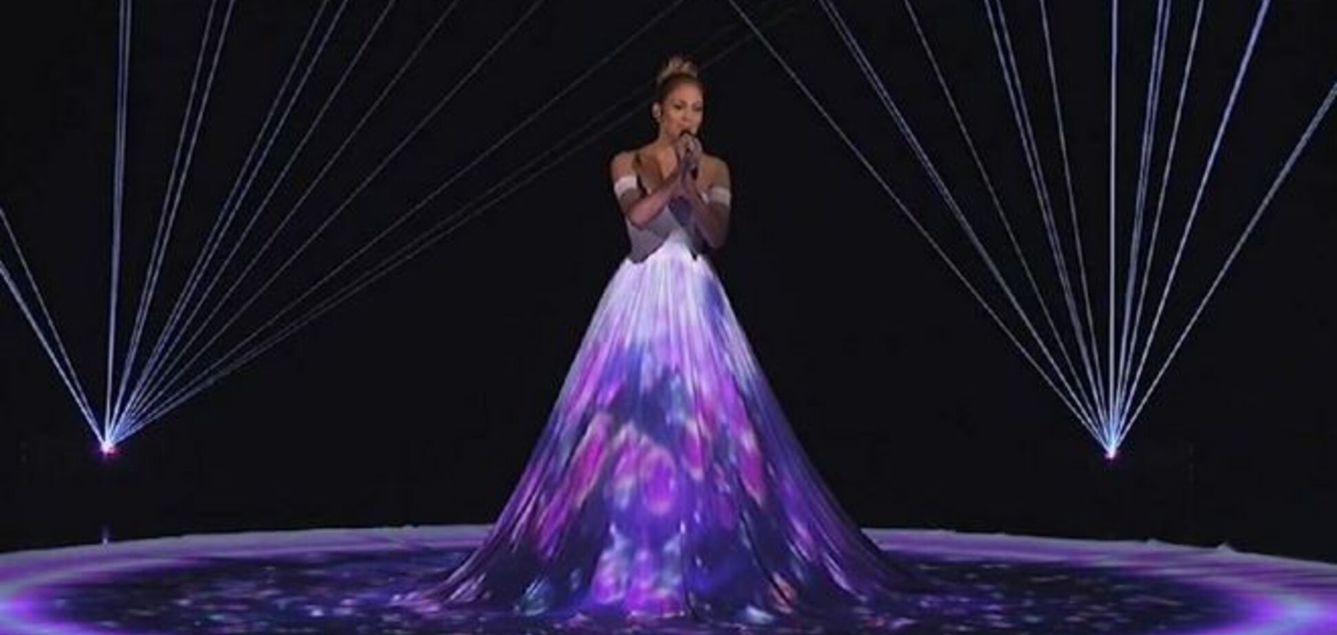 Дженнифер Лопес вызвала фурор 'живым' платьем: видео волшебного наряда