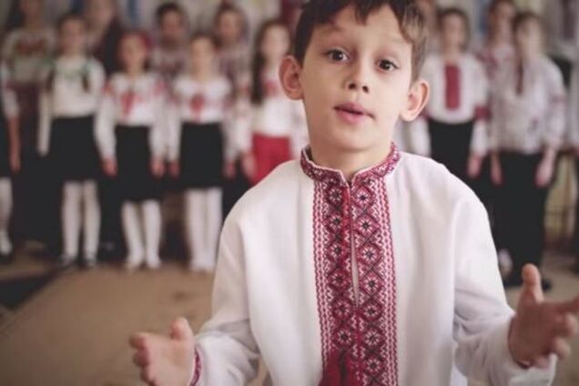 Школьник с песней Кузьмы 'Мам' растрогал пользователей: видеофакт