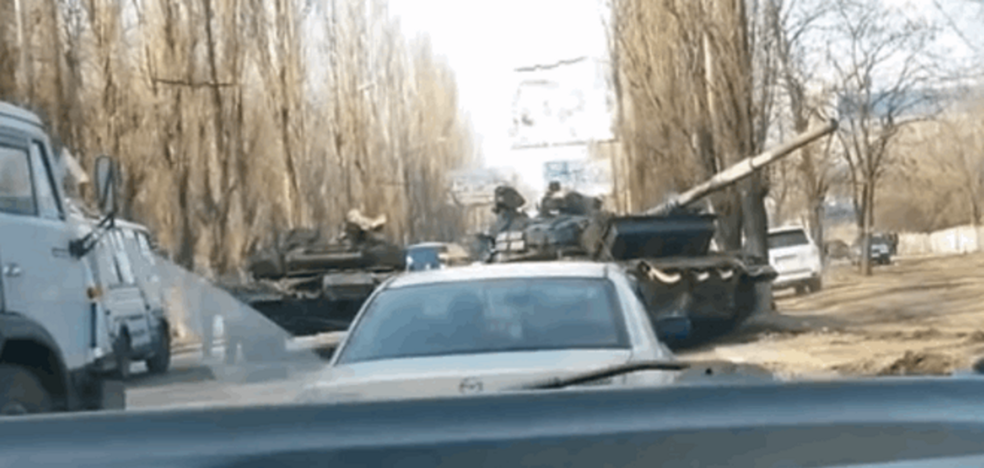 В Макеевке в ДТП попали два танка боевиков: видеофакт