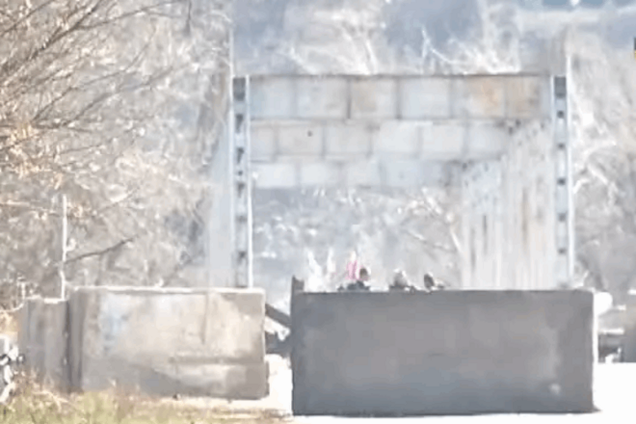 Журналисты попали под огонь снайпера вблизи взорванного моста в зоне АТО