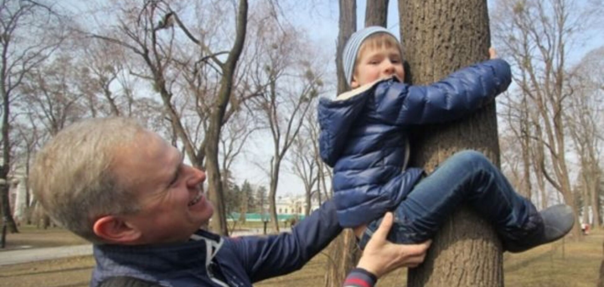 Обнимашки с деревом: в Киеве прошел милый флешмоб - фоторепортаж