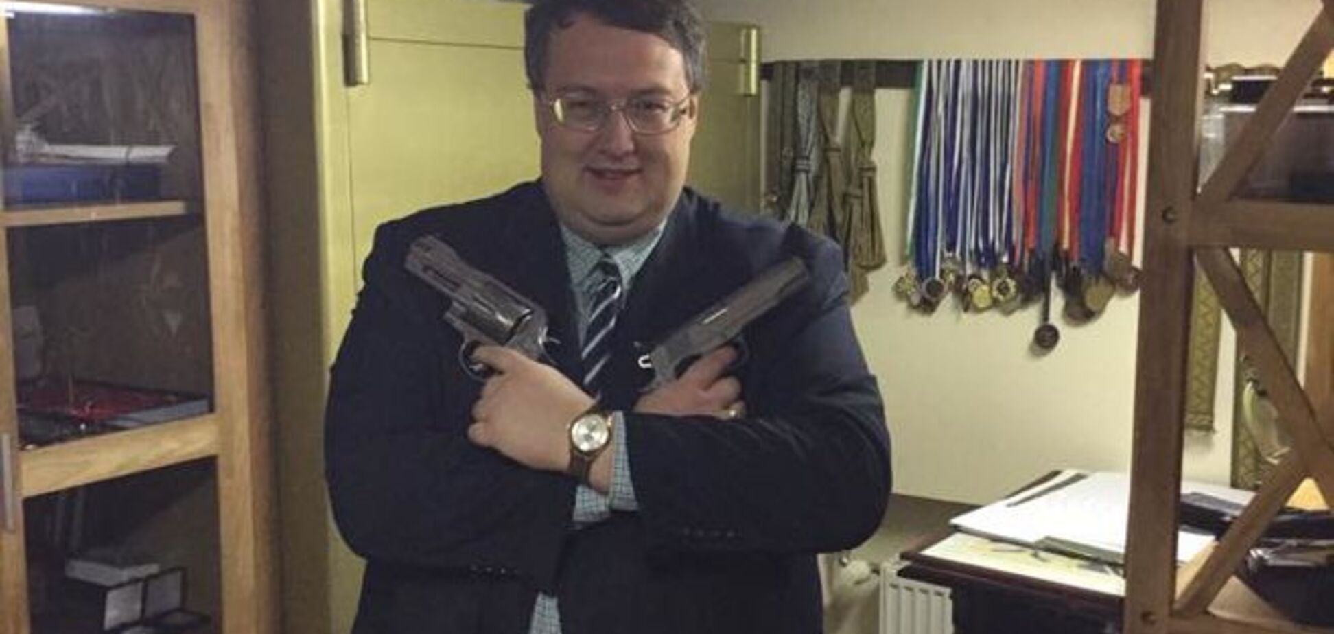 Геращенко позував зі зброєю в руках: опублікована фотосесія
