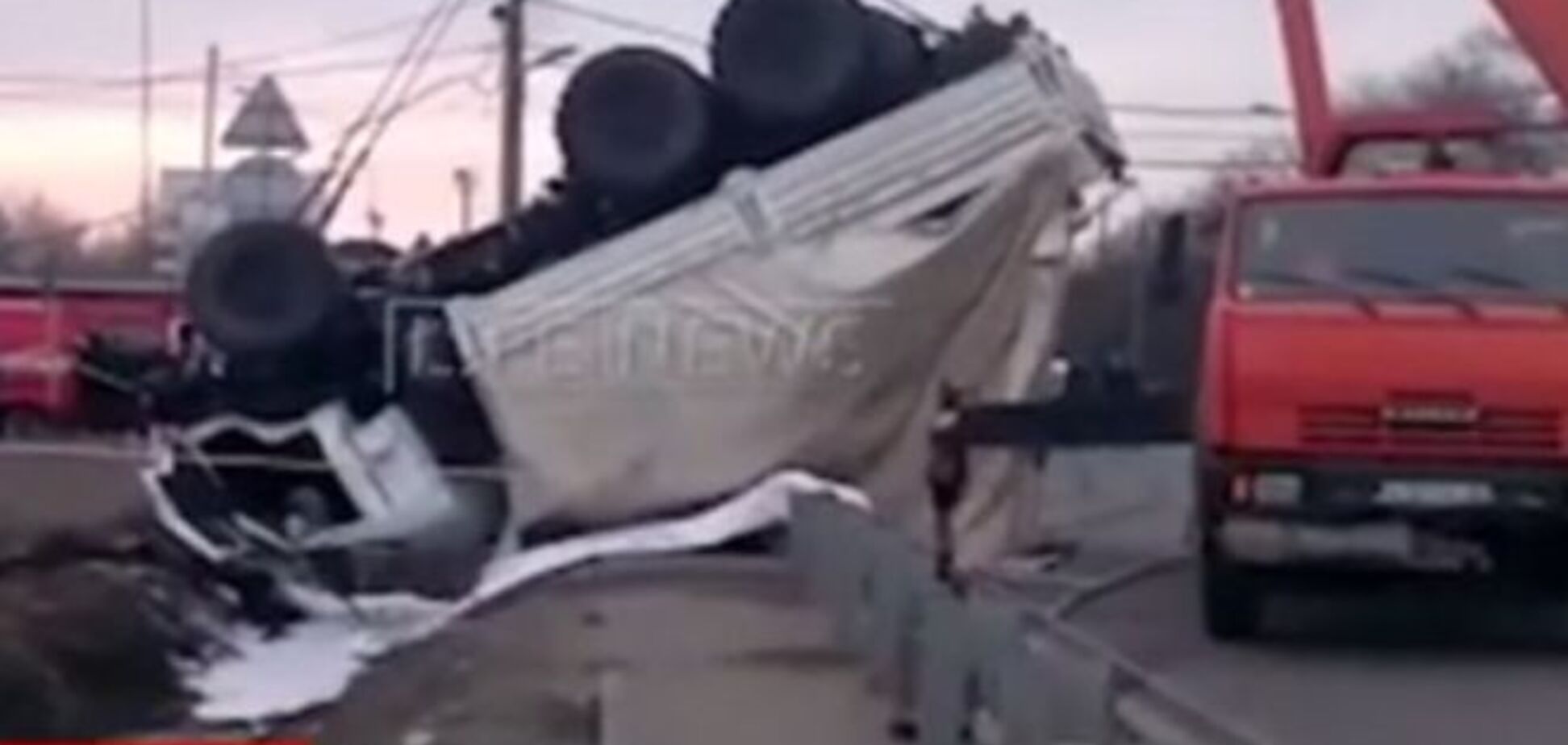 Путинский 'гумконвой' попал в ДТП: грузовик протаранил маршрутку. Видеофакт