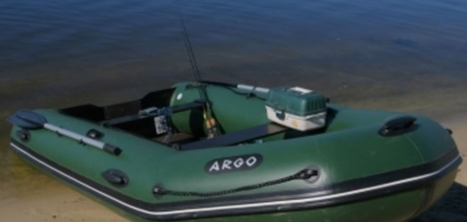 В Киеве на Днепре перевернулась лодка с людьми