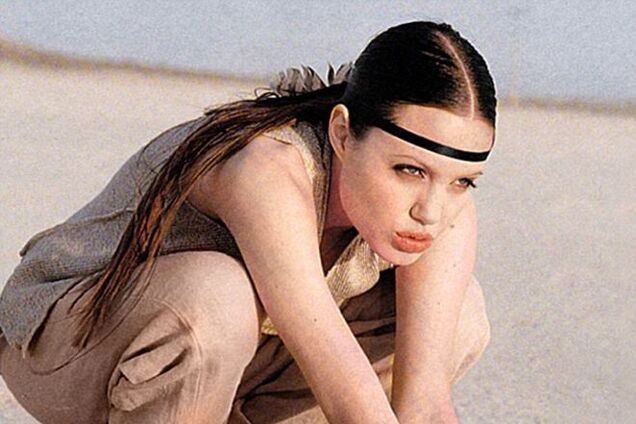 В сети появилась 'пропавшая' фотосессия 18-летней Анджелины Джоли