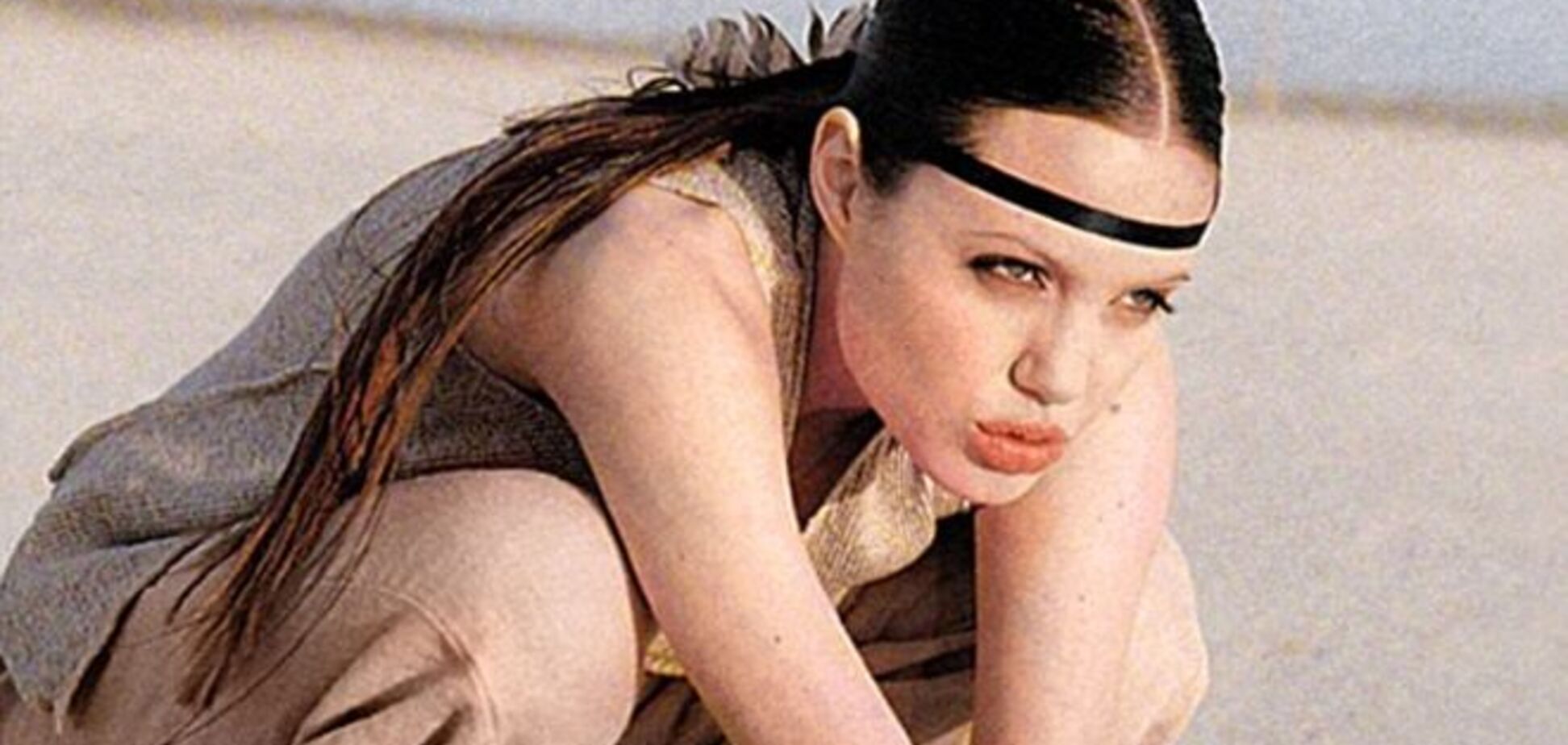 В сети появилась 'пропавшая' фотосессия 18-летней Анджелины Джоли