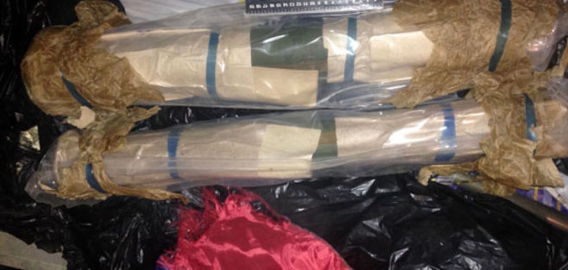 В Красноармейске обнаружен тайник с оружием и символикой 'ДНР' и 'Оплота': опубликованы фото