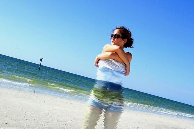 Художница рисует на теле пейзажи, которые 'вливаются' в природу