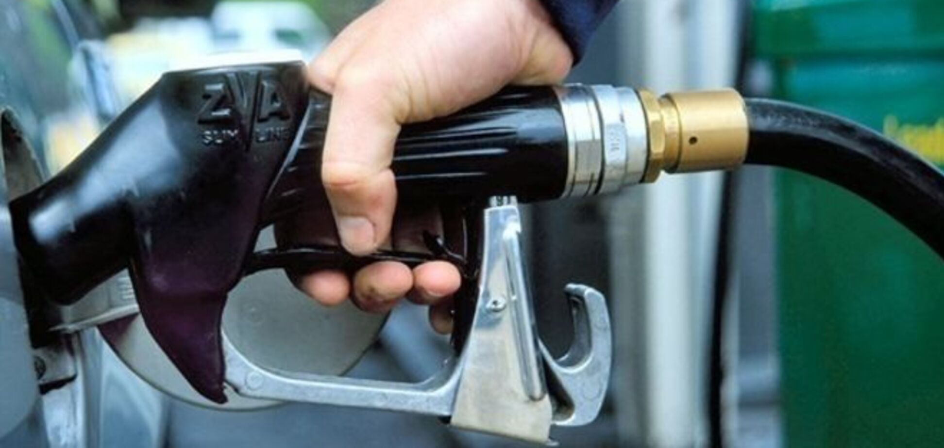 Роздрібні продажі бензину на українських АЗС впали на третину