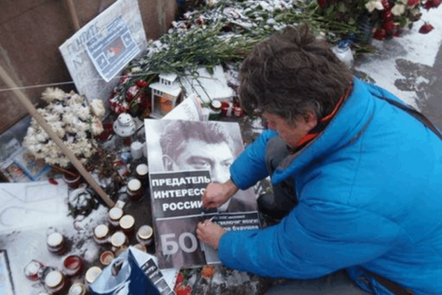 На місці вбивства Нємцова в Москві влаштували погром: фотофакт