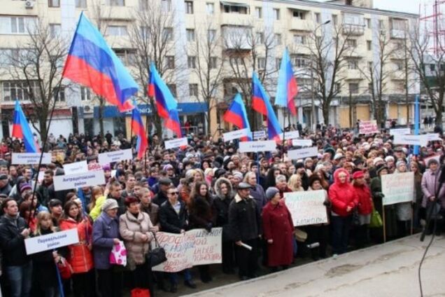 Со второй попытки: луганчане рассказали, как на самом деле проходил 'митинг' против 'геноцида'