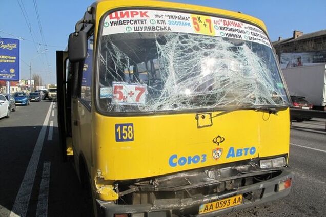 Две маршрутки столкнулись в Киеве: есть пострадавшие