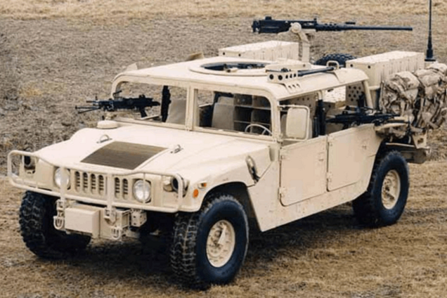 Порошенко встретит самолет с первой партией американских броневиков Humvee