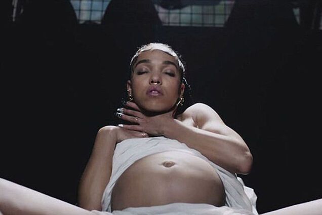 Девушка Роберта Паттинсона появилась беременной в новом клипе