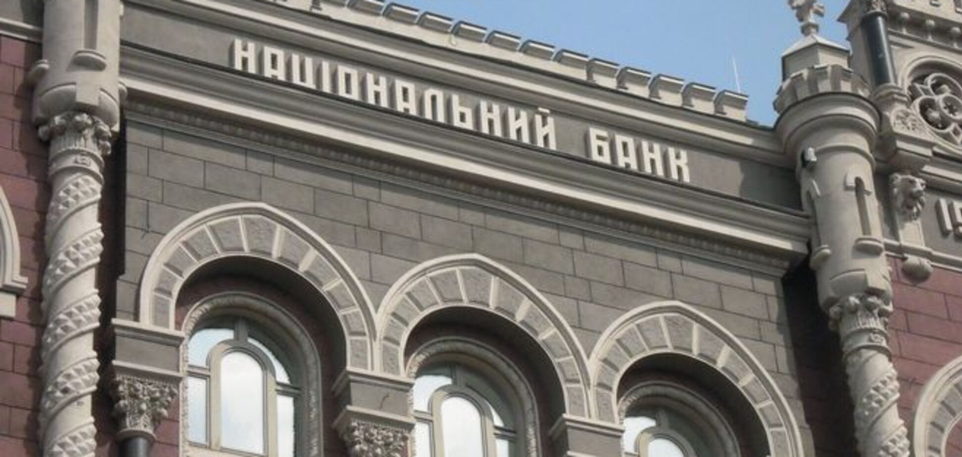 После недолгого укрепления НБУ опять снизил курс гривни