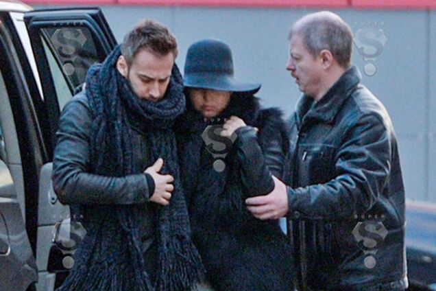 Жанну Фриске вели под руки в клинику на новое обследование: опубликованы фото