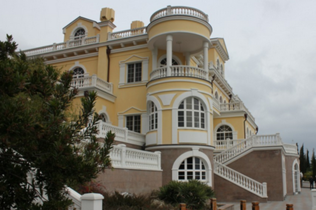 Людмила Янукович живет в Крыму в шикарном особняке: фоторепортаж