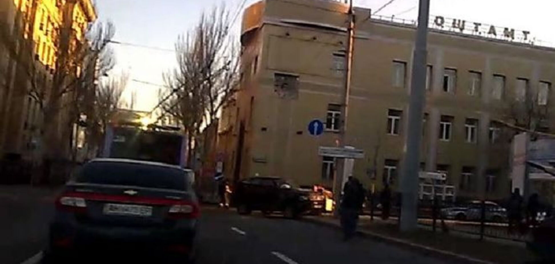 У центрі Донецька джип бойовиків в'їхав у 'Жигулі': водій загинув