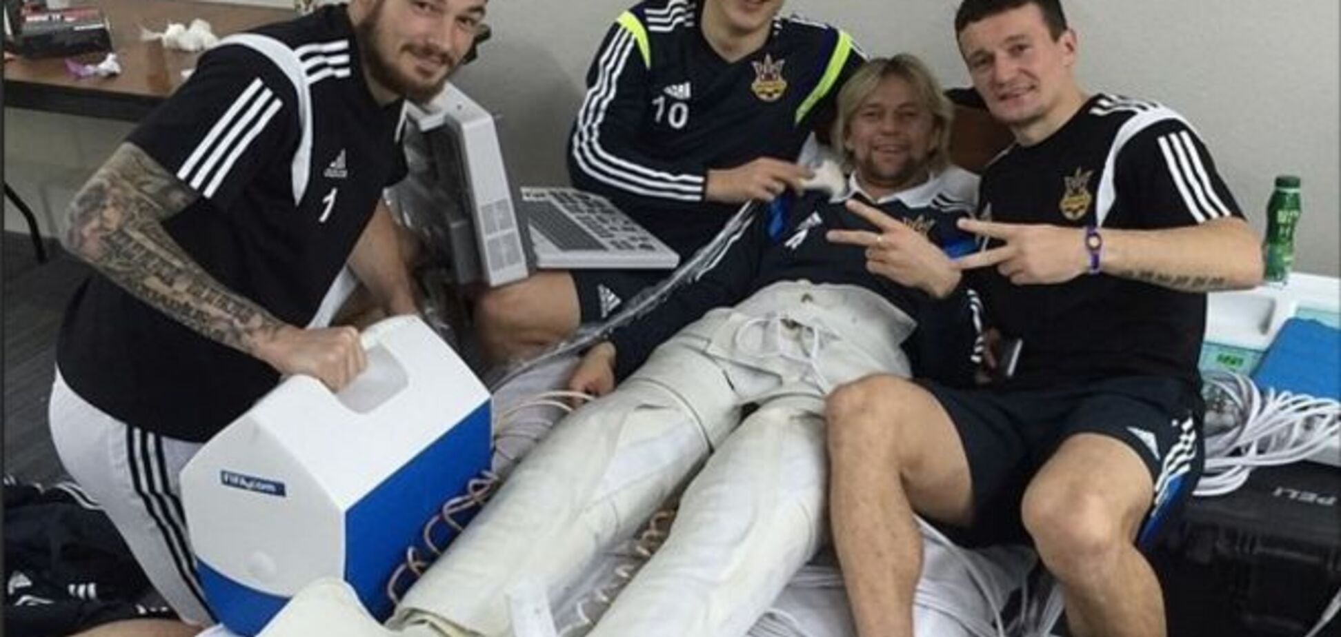 Футболисты 'Днепра' потроллили 'динозавра' Тимощука: фото стеба