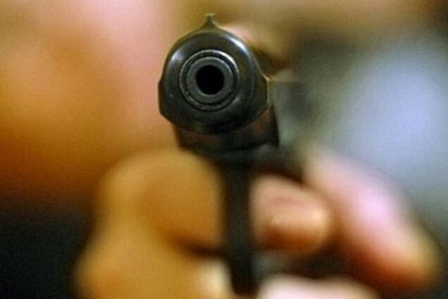 Киевлянин купил пистолет и по неосторожности выстрелил себе в голову