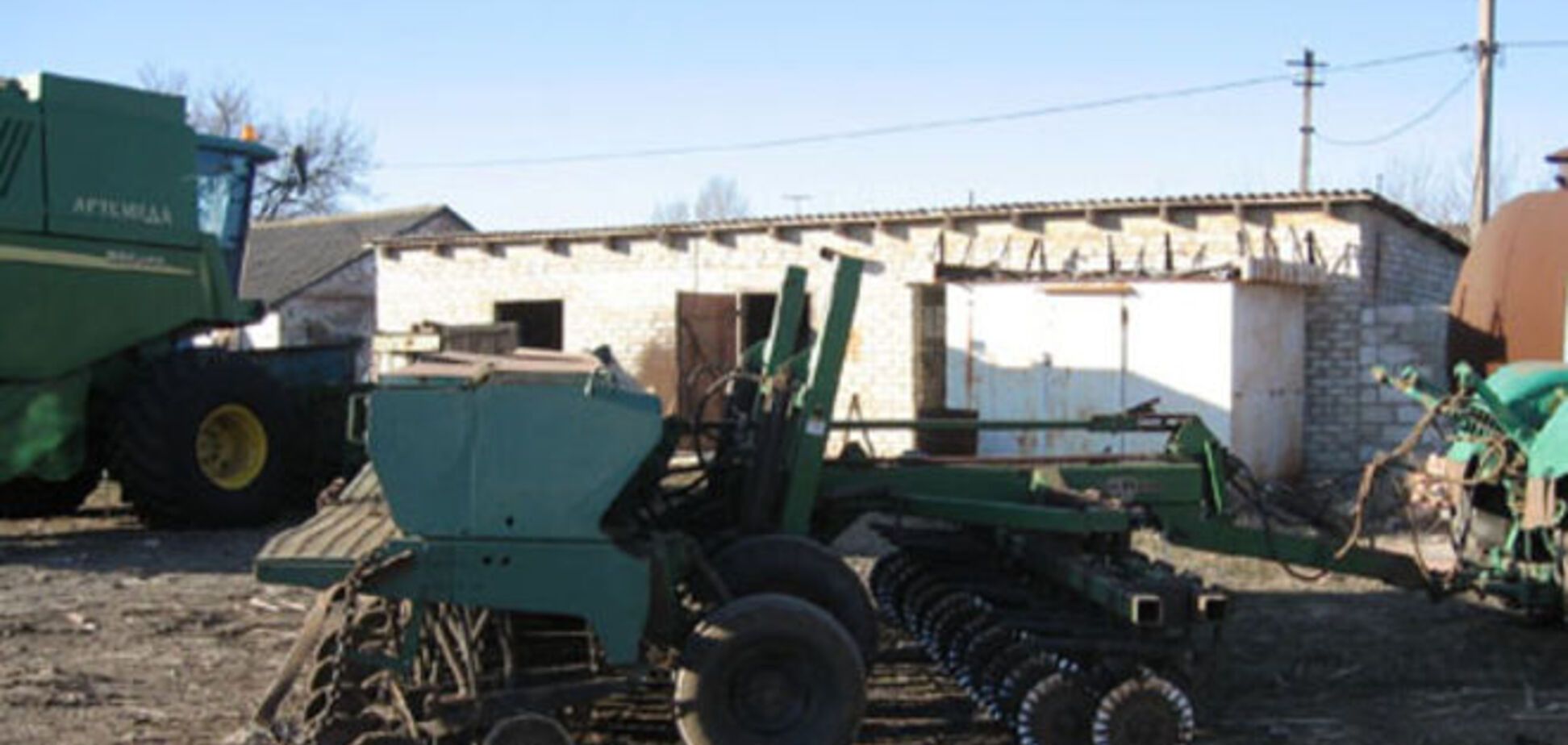 Хліб на мінному полі: на Донеччині під час посівної підірвався трактор - опубліковані фото