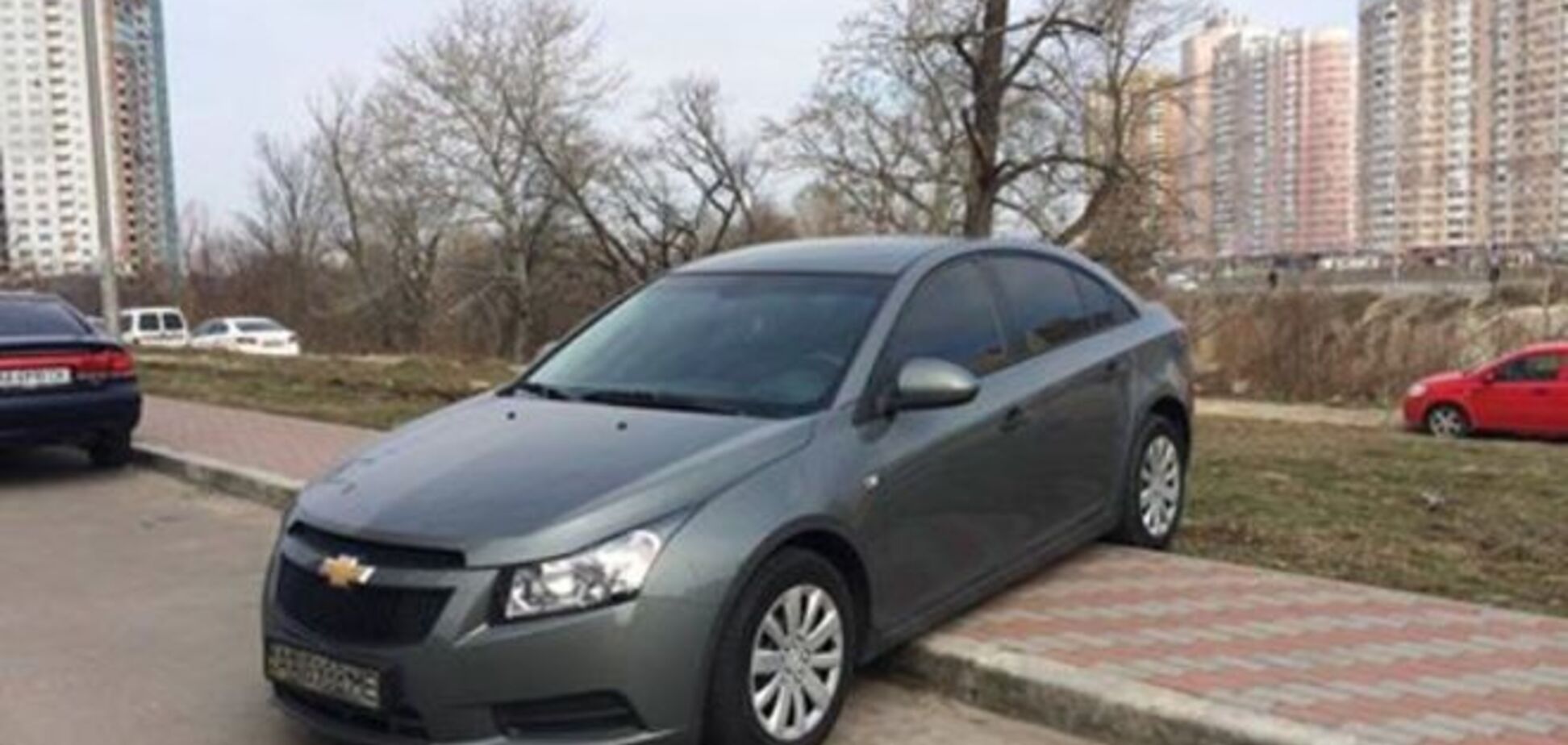 'Герой парковки': киевский водитель 'задушил' пешеходов