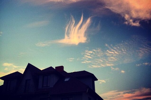 Бог верит в Украину! В Луцке над домами появилось облако в виде тризуба – фотофакт