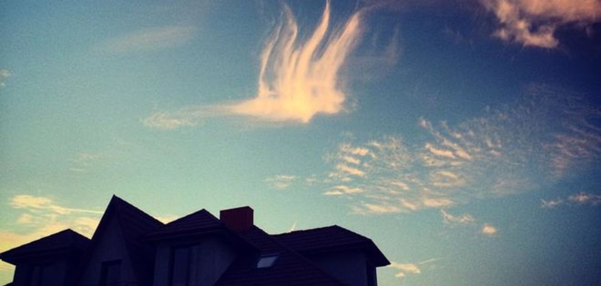 Бог вірить в Україну! У Луцьку над будинками з'явилася хмара у вигляді тризуба - фотофакт