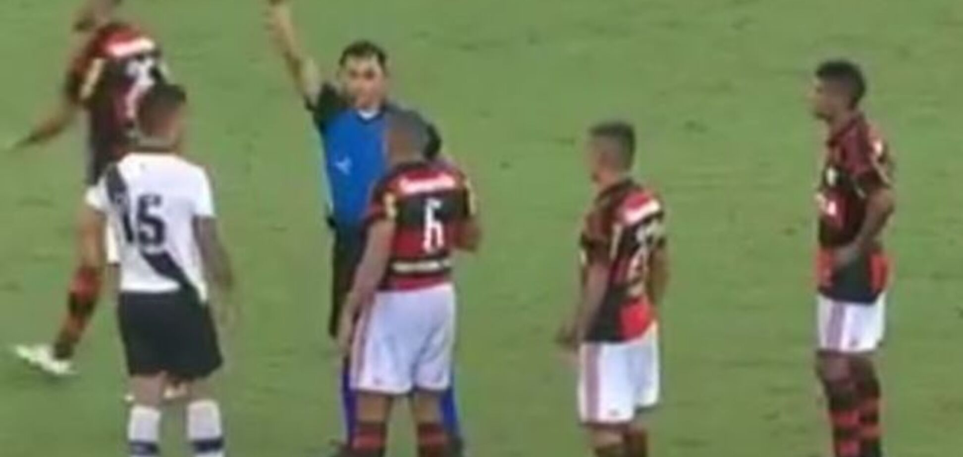 В Бразилии судья удалил сразу четырех футболистов: видео инцидента