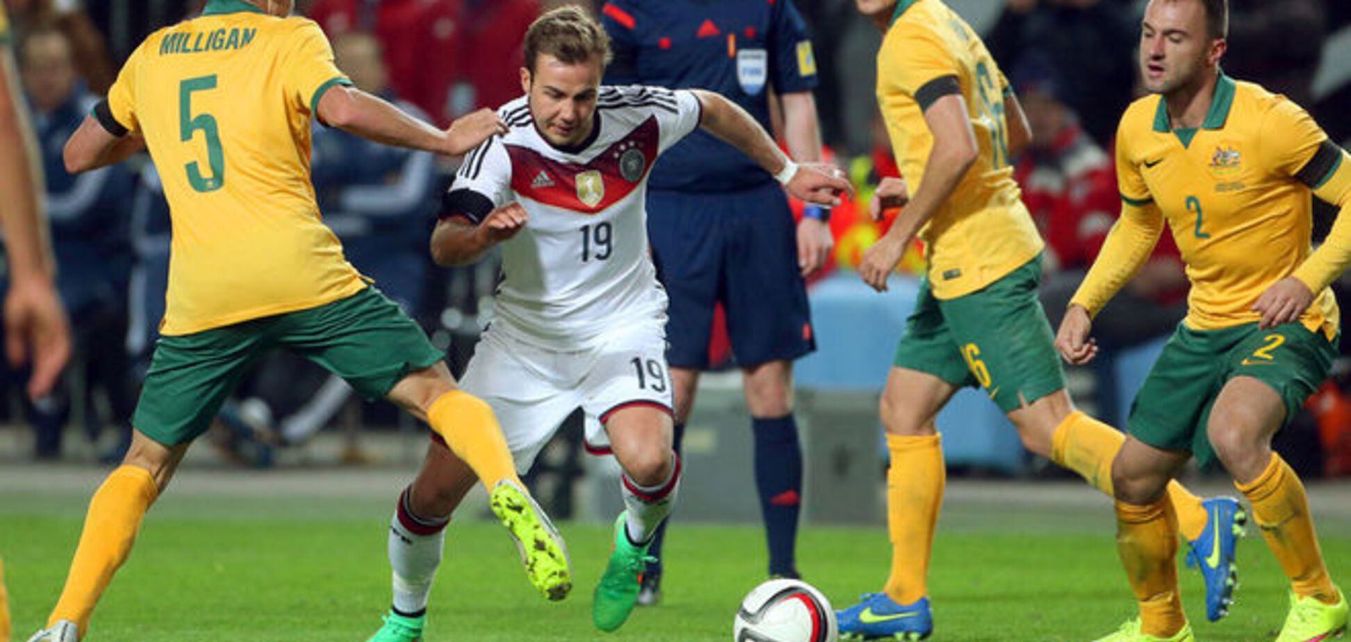 Збірна Німеччини на останніх хвилинах врятувалася від ганьби у матчі з Австралією
