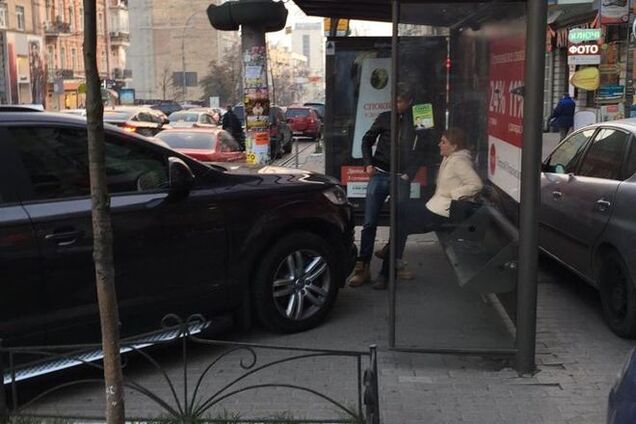 'Герой парковки': у центрі Києва водій кинув авто на зупинці